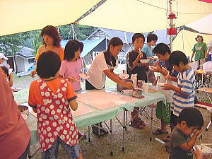 お餅を食べる子供たち