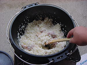 米を入れて炒めます