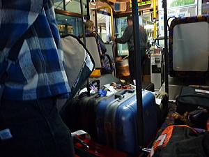 荷物満載のシャトルバス
