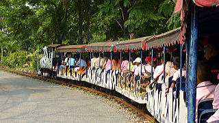 ミニ列車で移動
