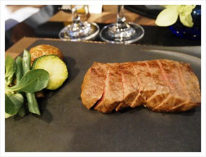 和牛もも肉のステーキ