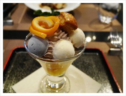 岐阜県産たかやまもちと黒胡麻アイスのパフェ